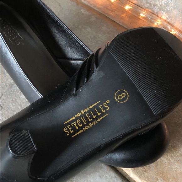 Black high heel shoe gently used wore once size 8 - Picture 6 of 12